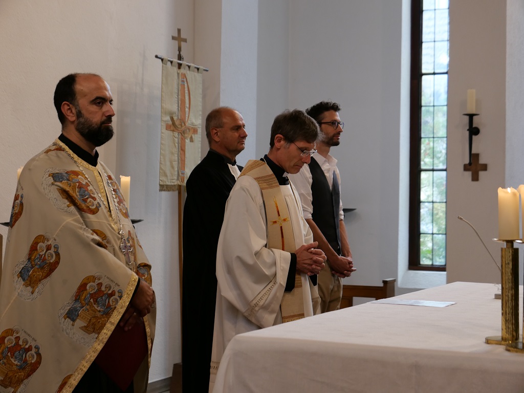 Das Verbindende der christlichen Konfessionen machten (v.l.) Pfarrer Nicolas Esber, Pfarrer Jörg Wiegand, Pfarrer Tobias Roßbach und Pastor Kornelius Weiß im ökumenischen Gottesdienst deutlich. Vier Pfarrer in unterschiedlichen Gewändern an einem Altar.