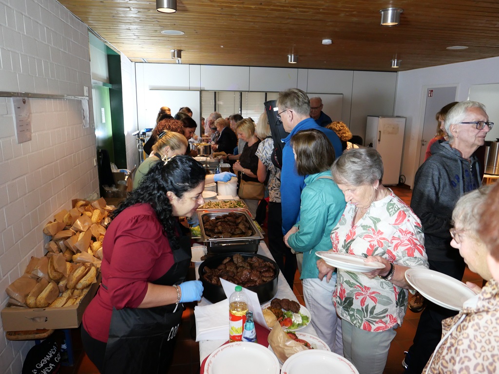 Kirche am Markt Buffet ein Buffet mit Fleischklößen und anderen Speisen.