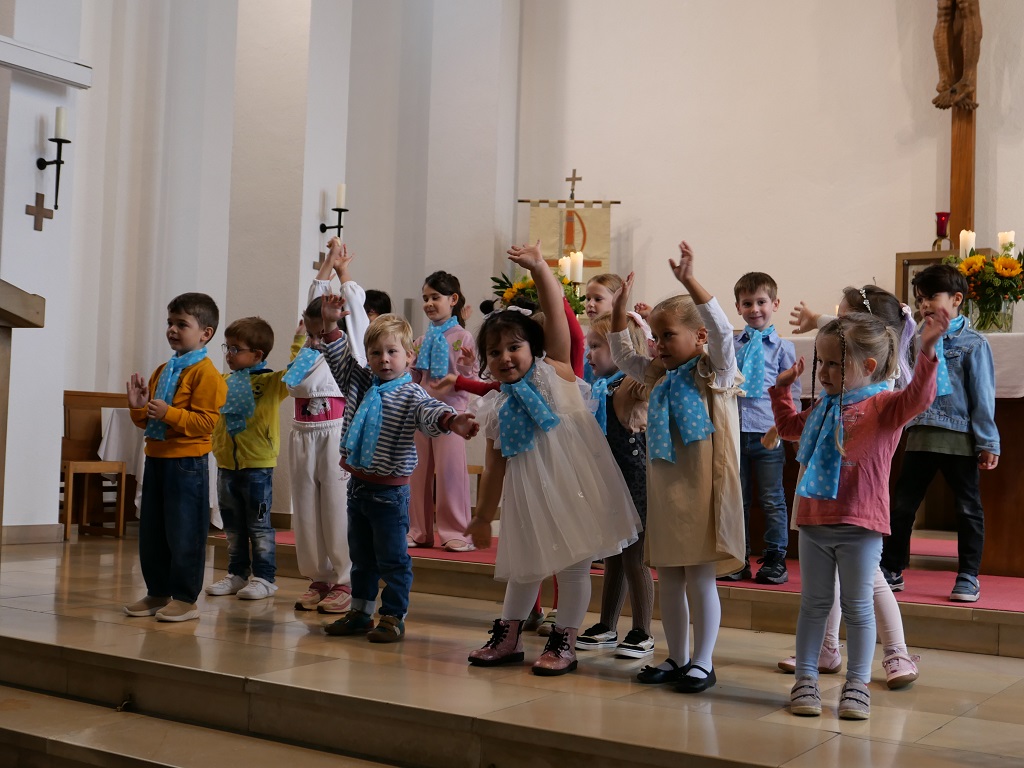 Kirche am Markt Kitakinder Kinder singen gemeinsam vor einem Altar