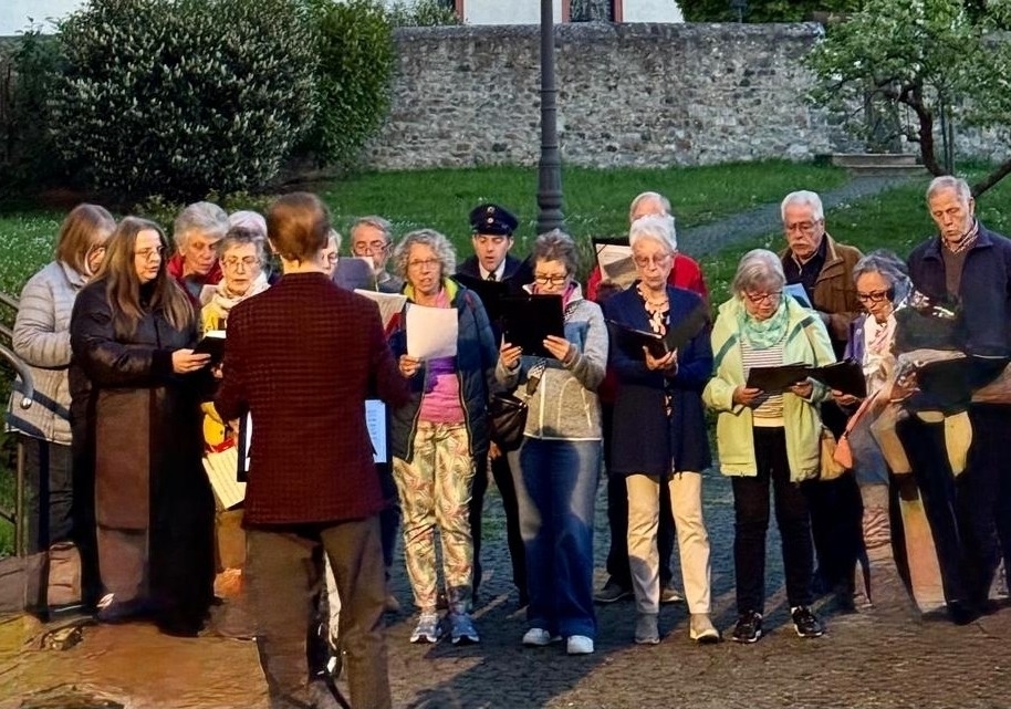 Gruppe von Sängerinnen und Sänger im Kirchhof