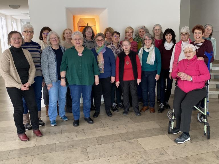 Schwester Dorothea Krauß (vorne Mitte) mit den Teilnehmerinnen des Besinnungswochenendes auf dem Schwanberg