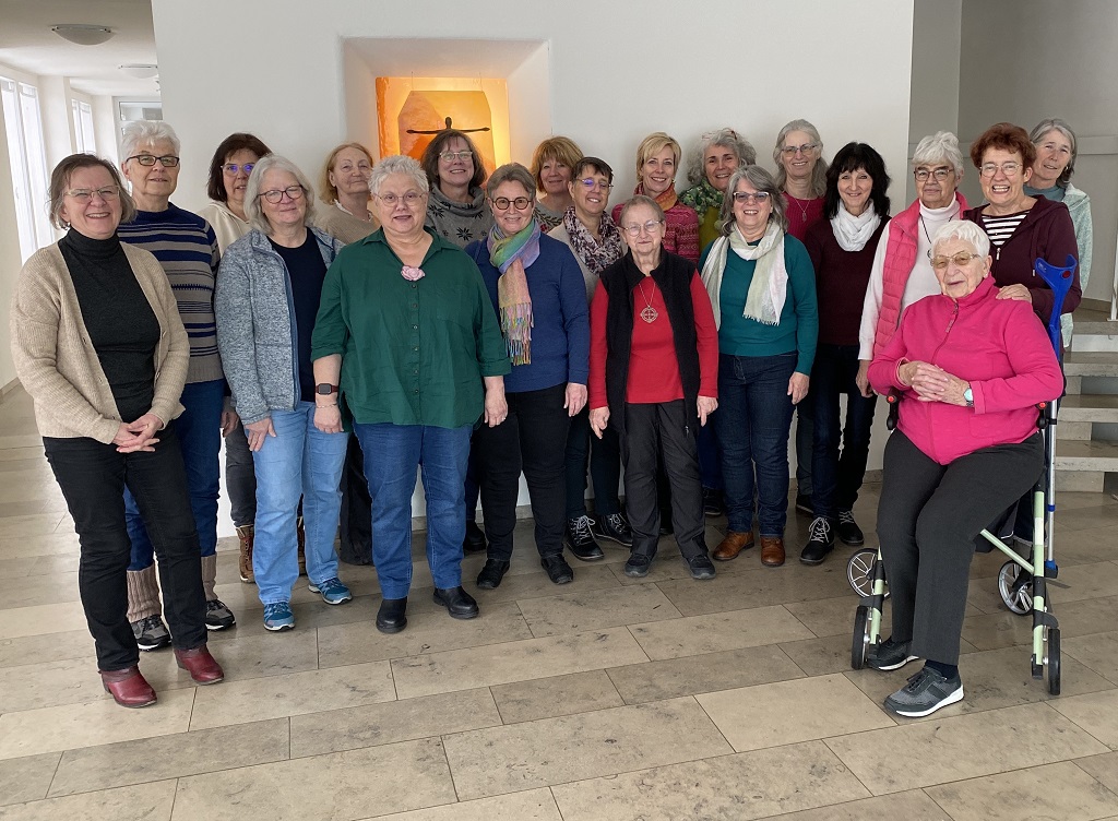 Schwester Dorothea Krauß (vorne Mitte) mit den Teilnehmerinnen des Besinnungswochenendes auf dem Schwanberg