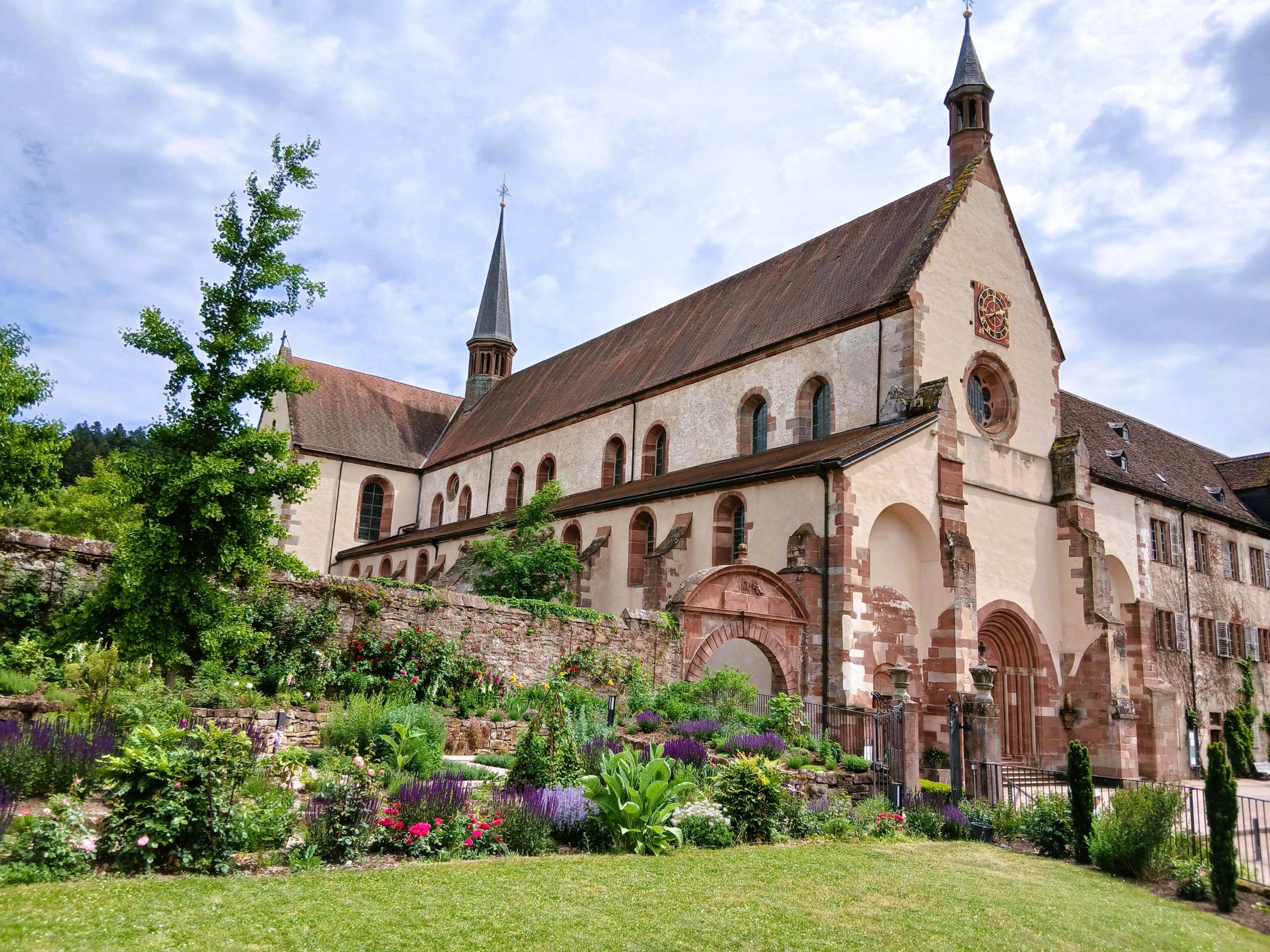 Klosterkirche Bronnbach mit Klostergarten