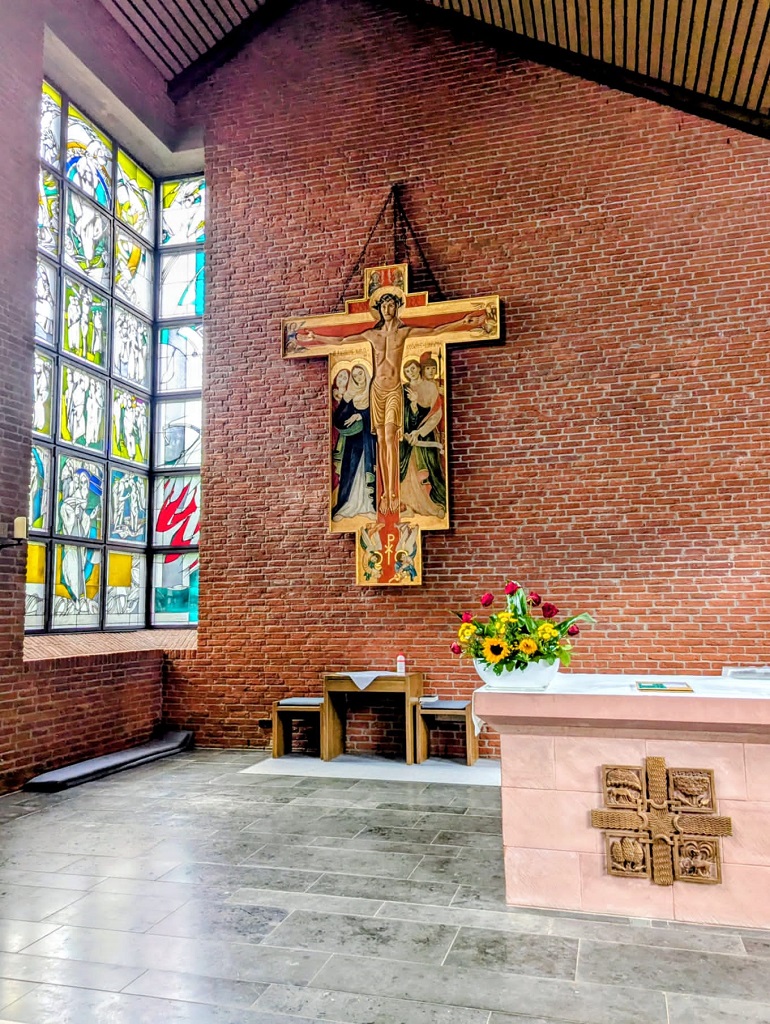Kreuz in der kath. Pfarrkirche 'Sieben Schmerzen Mariens'