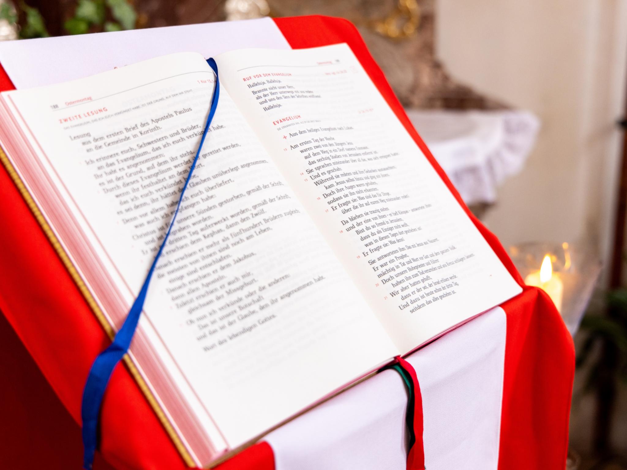 Aufgeschlagenes Lektionar mit der Tageslesung