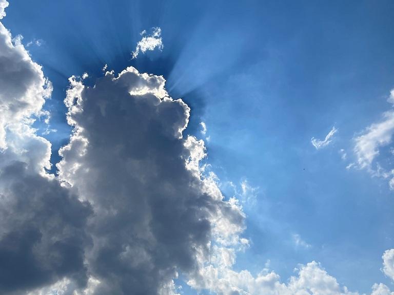 Sonne hinter einer dunklen Wolke.