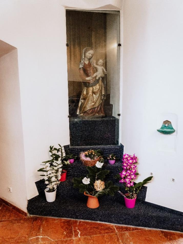 Gebetsraum mit Marienstatue in der Kirche Maria Himmelfahrt Nieder-Mörlen