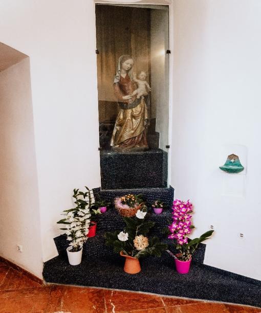 Gebetsraum mit Marienstatue in der Kirche Maria Himmelfahrt Nieder-Mörlen