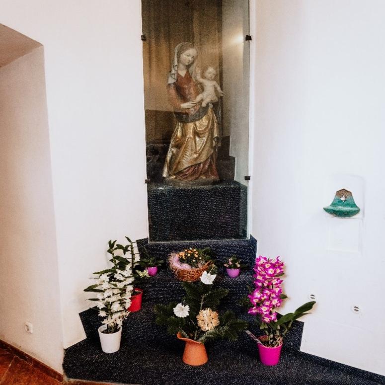 Gebetsraum mit Marienstatue in der Kirche Maria Himmelfahrt Nieder-Mörlen