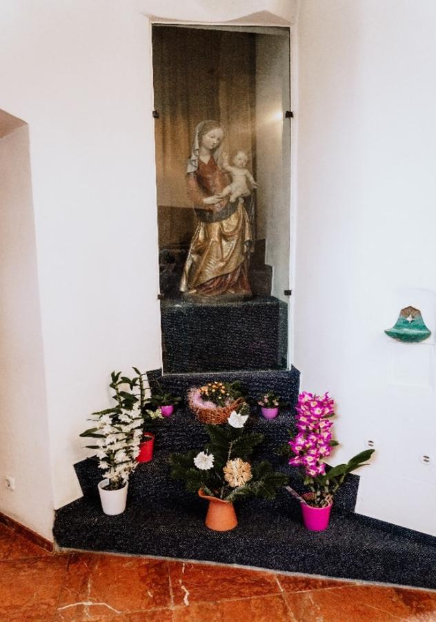 Gebetsraum mit Marienstatue in der Kirche Maria Himmelfahrt Nieder-Mörlen