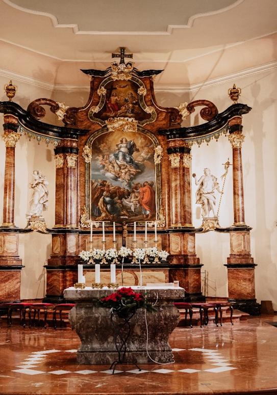 Hauptaltar in der Kirche Maria Himmelfahrt Nieder-Mörlen