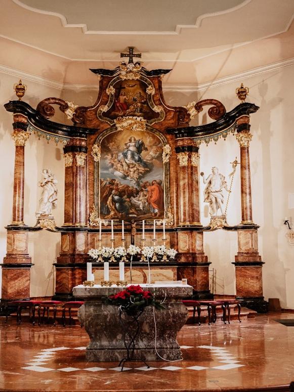 Hauptaltar in der Kirche Maria Himmelfahrt Nieder-Mörlen