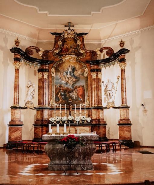 Hauptaltar in der Kirche Maria Himmelfahrt Nieder-Mörlen