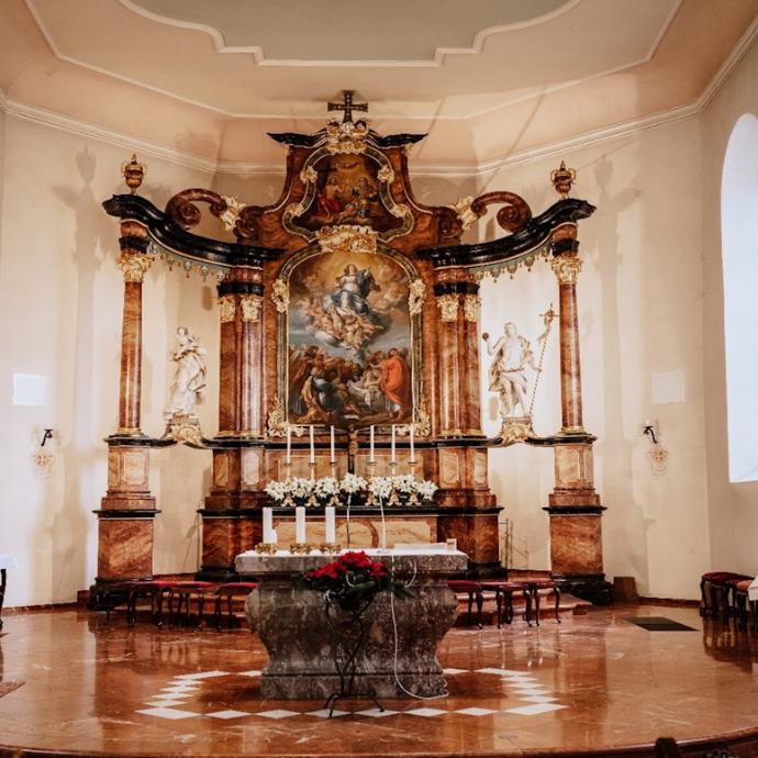 Hauptaltar in der Kirche Maria Himmelfahrt Nieder-Mörlen