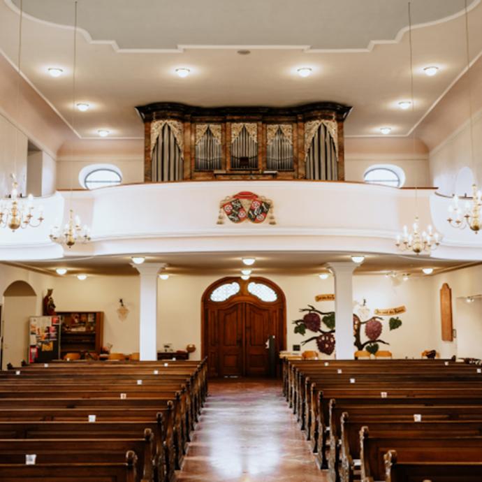 Innenansicht mit Blick auf Empore in der Kirche Maria Himmelfahrt Nieder-Mörlen