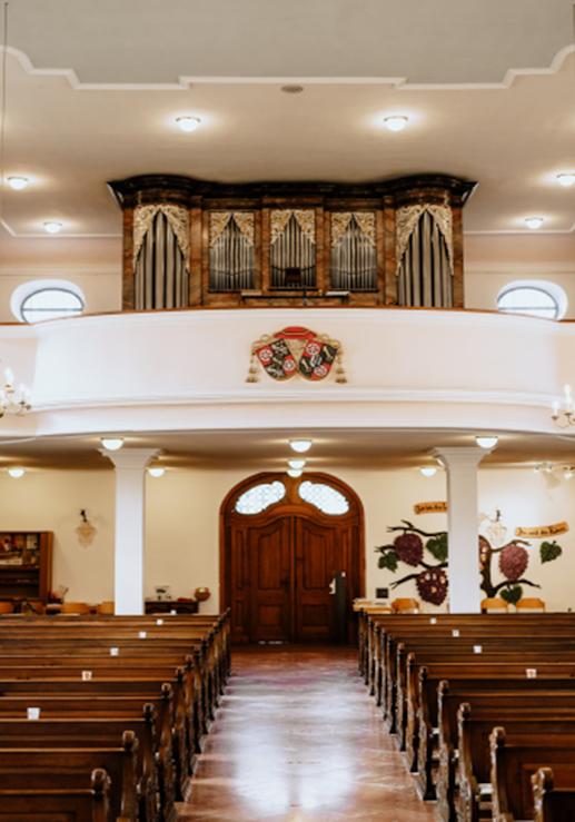 Innenansicht mit Blick auf Empore in der Kirche Maria Himmelfahrt Nieder-Mörlen