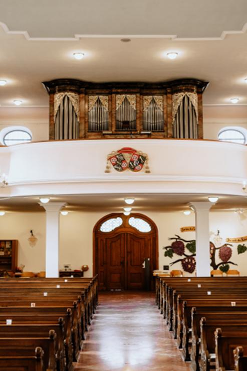 Innenansicht mit Blick auf Empore in der Kirche Maria Himmelfahrt Nieder-Mörlen