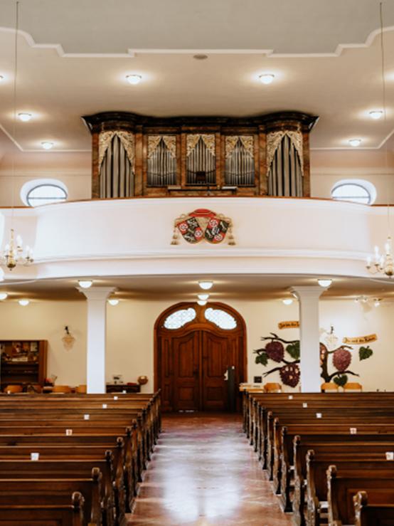 Innenansicht mit Blick auf Empore in der Kirche Maria Himmelfahrt Nieder-Mörlen
