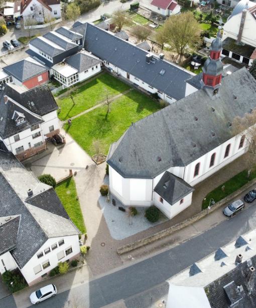 Luftaufnahme der Kirche Maria Himmelfahrt Nieder-Mörlen