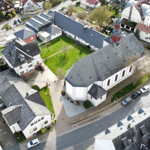 Luftaufnahme der Kirche Maria Himmelfahrt Nieder-Mörlen