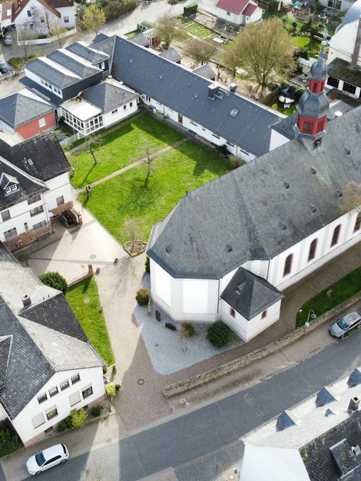 Luftaufnahme der Kirche Maria Himmelfahrt Nieder-Mörlen