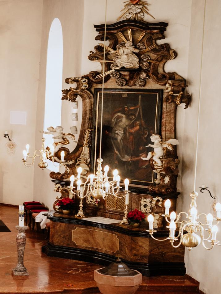 Seitenaltar in der Kirche Maria Himmelfahrt Nieder-Mörlen