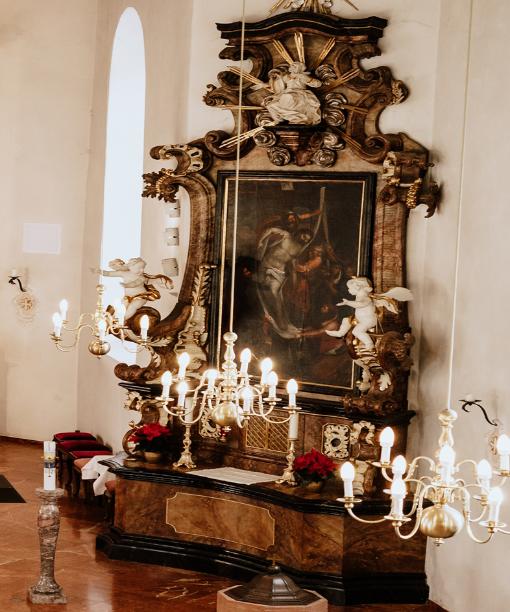 Seitenaltar in der Kirche Maria Himmelfahrt Nieder-Mörlen