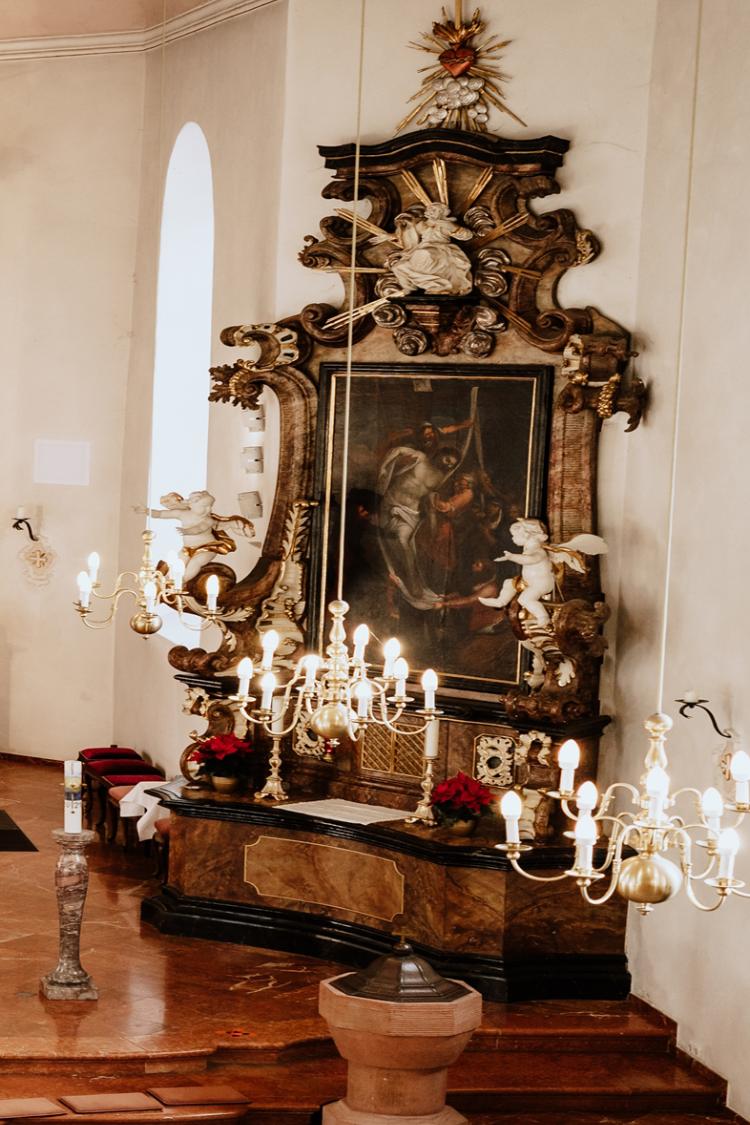 Seitenaltar in der Kirche Maria Himmelfahrt Nieder-Mörlen