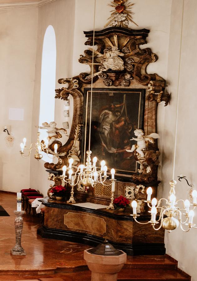 Seitenaltar in der Kirche Maria Himmelfahrt Nieder-Mörlen
