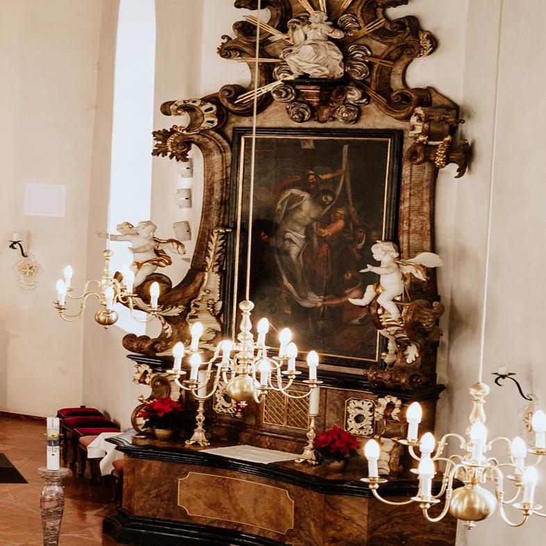 Seitenaltar in der Kirche Maria Himmelfahrt Nieder-Mörlen