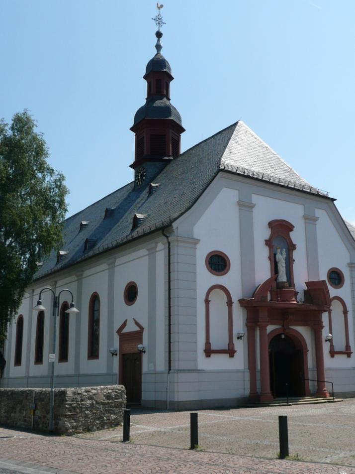 Haupteingang der Kirche Maria Himmelfahrt in Nieder-Mörlen