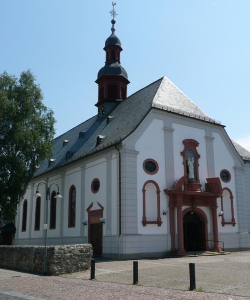 Haupteingang der Kirche Maria Himmelfahrt in Nieder-Mörlen