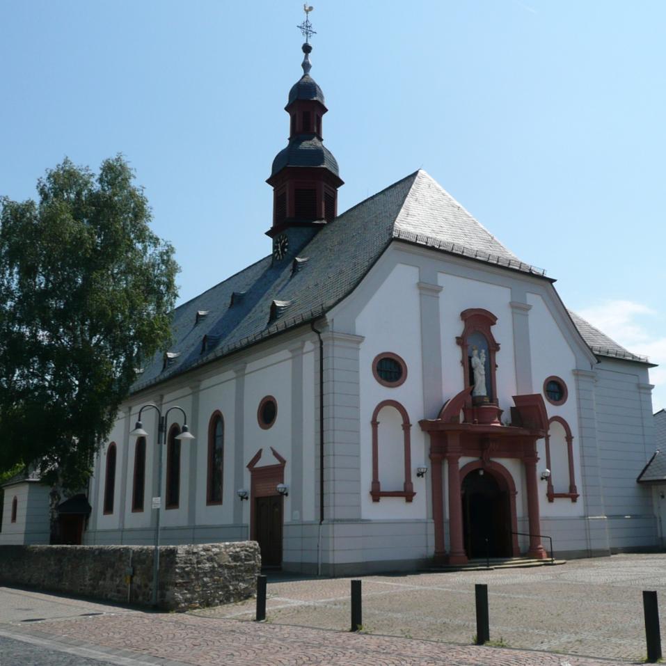 Haupteingang der Kirche Maria Himmelfahrt in Nieder-Mörlen