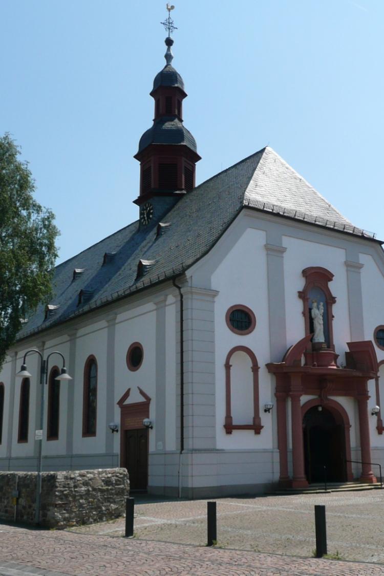 Haupteingang der Kirche Maria Himmelfahrt in Nieder-Mörlen