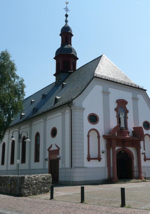 Haupteingang der Kirche Maria Himmelfahrt in Nieder-Mörlen