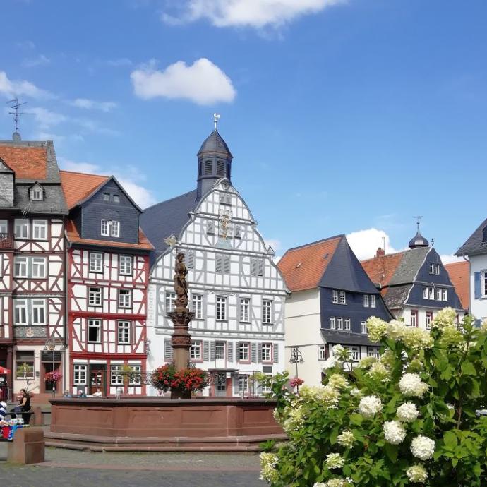 Fachwerkhäuser und Marktbrunnen auf dem Butzbacher Marktplatz