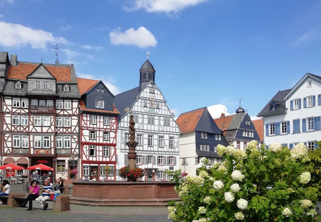Fachwerkhäuser und Marktbrunnen auf dem Butzbacher Marktplatz