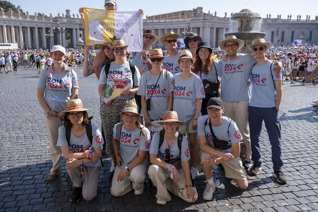Die Messdienerinnen und Messdiener posieren vor dem Vatikan