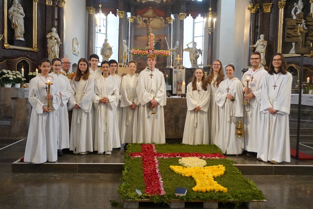 Die Messdienerinnen und Messdiener posieren vor dem Altar in Sankt Gallus Rockenberg