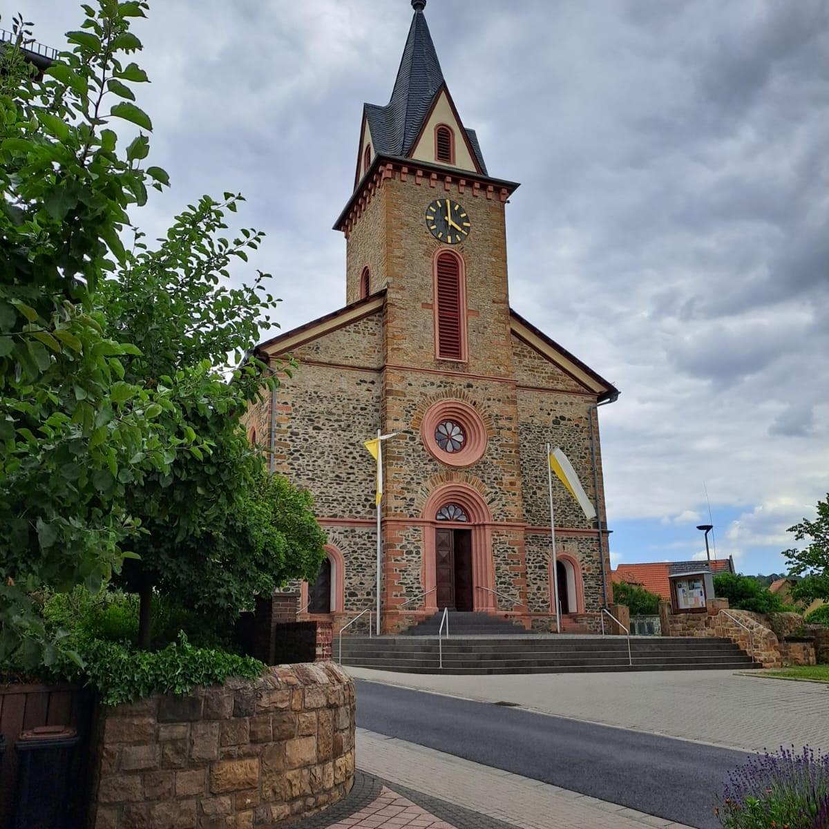 Hauptportal der Kirche Sankt Laurentius in Oppershofen