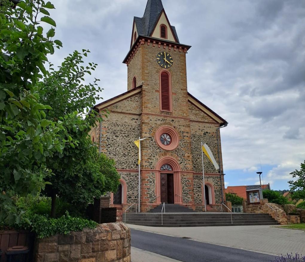 Hauptportal der Kirche Sankt Laurentius in Oppershofen