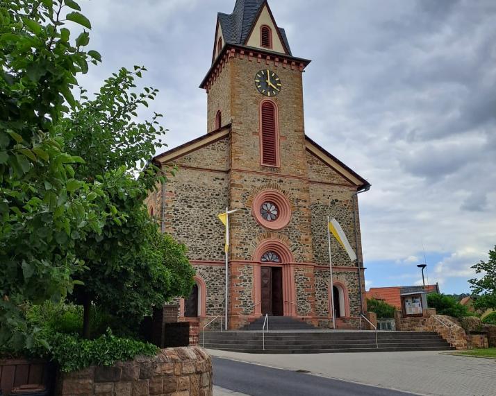 Hauptportal der Kirche Sankt Laurentius in Oppershofen