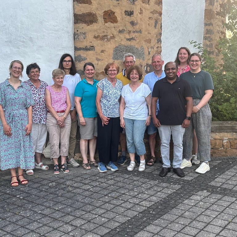 Ortsausschuss St. Gallus (v.l.n.r. Ulrike Wild, Monika Landvogt, Hildegard Bodenröder, Julius Ulowetz, Kathja Peichel, Adelheid Weil, Manfred Wetz, Hildegard Schmidt, Michael Staab, Pater Febin (Gast), Victoria Heller, Elisabeth Ulowetz)