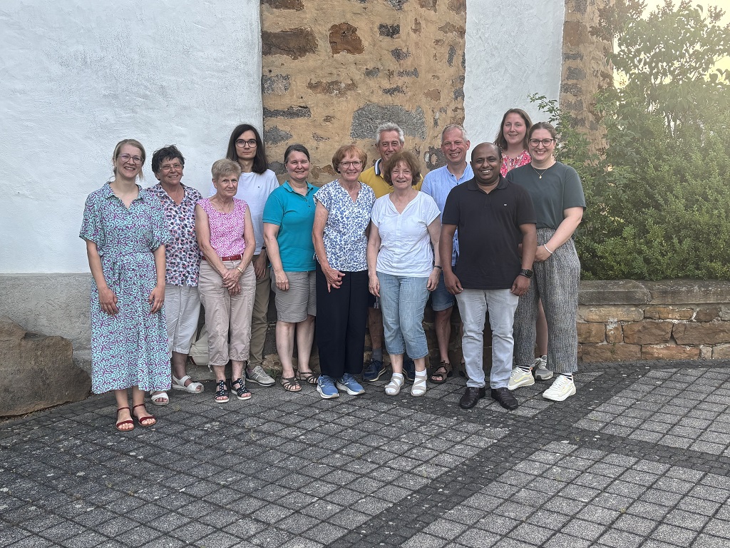 Ortsausschuss St. Gallus (v.l.n.r. Ulrike Wild, Monika Landvogt, Hildegard Bodenröder, Julius Ulowetz, Kathja Peichel, Adelheid Weil, Manfred Wetz, Hildegard Schmidt, Michael Staab, Pater Febin (Gast), Victoria Heller, Elisabeth Ulowetz)