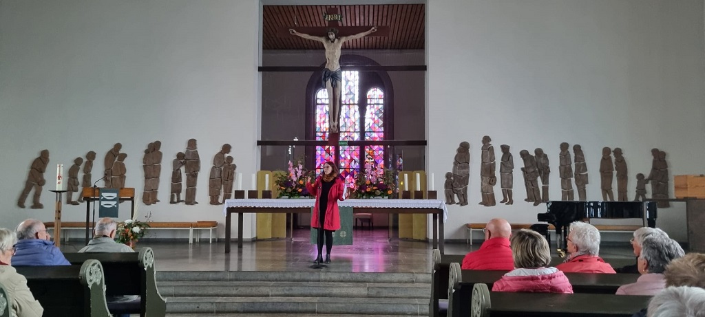 Pfarrerin Isabelle Röhr erklärt uns die evang. Stadtkirche