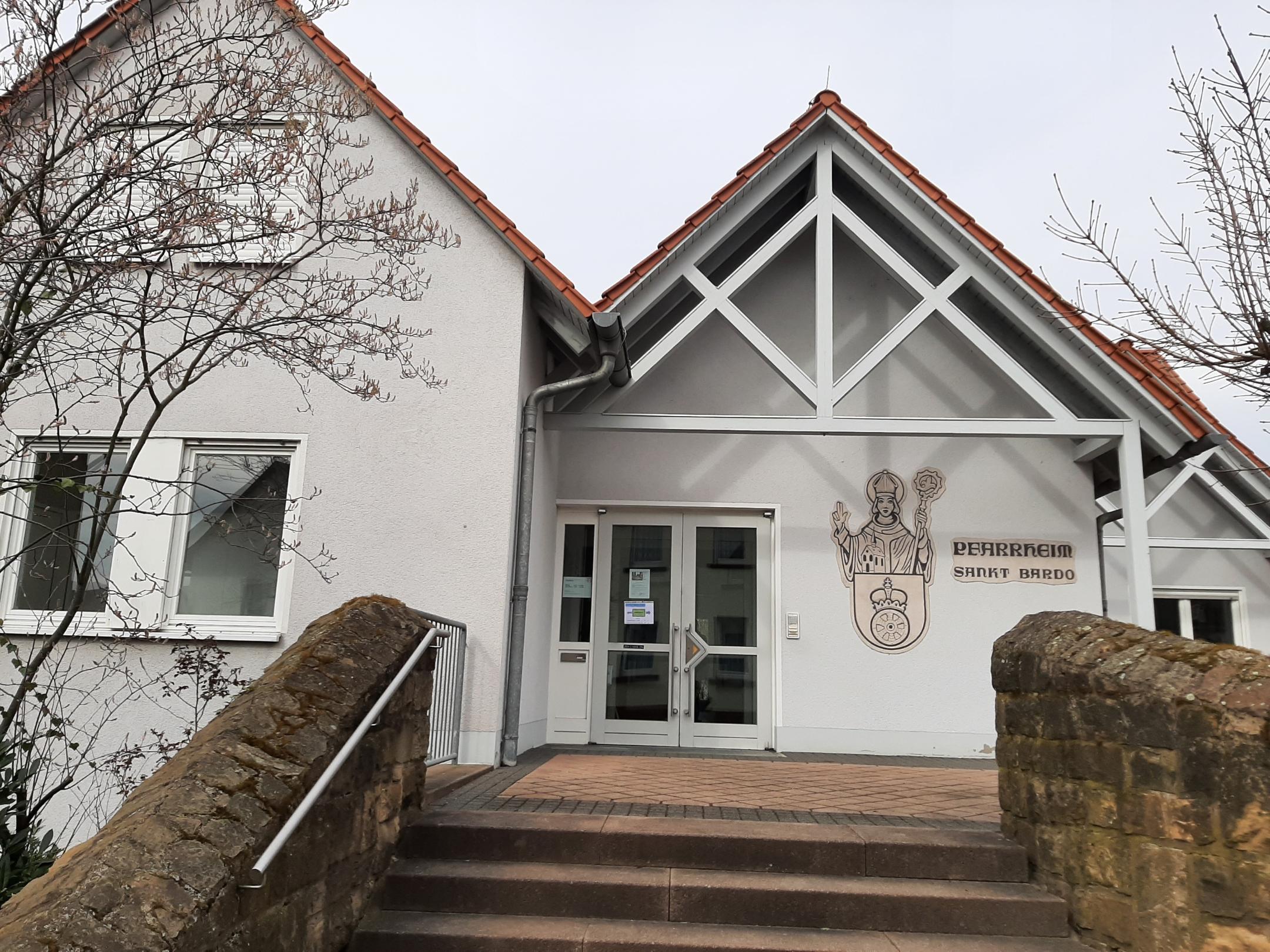 Eingang und Treppe zum Pfarrheim St. Bardo in Oppershofen