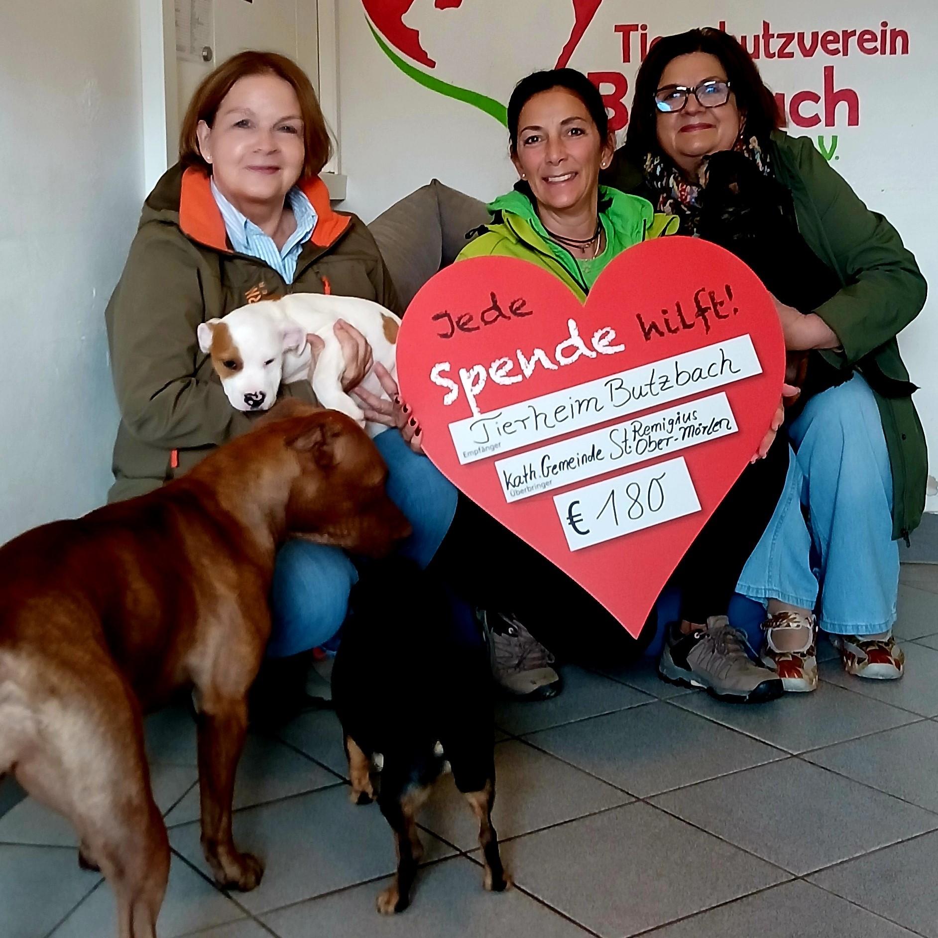 Scheckübergabe im Tierheim Butzbach v. l. Petra Fischer, Ariana Orsic (Tierheim Butzbach)  und Elke M. Fischer