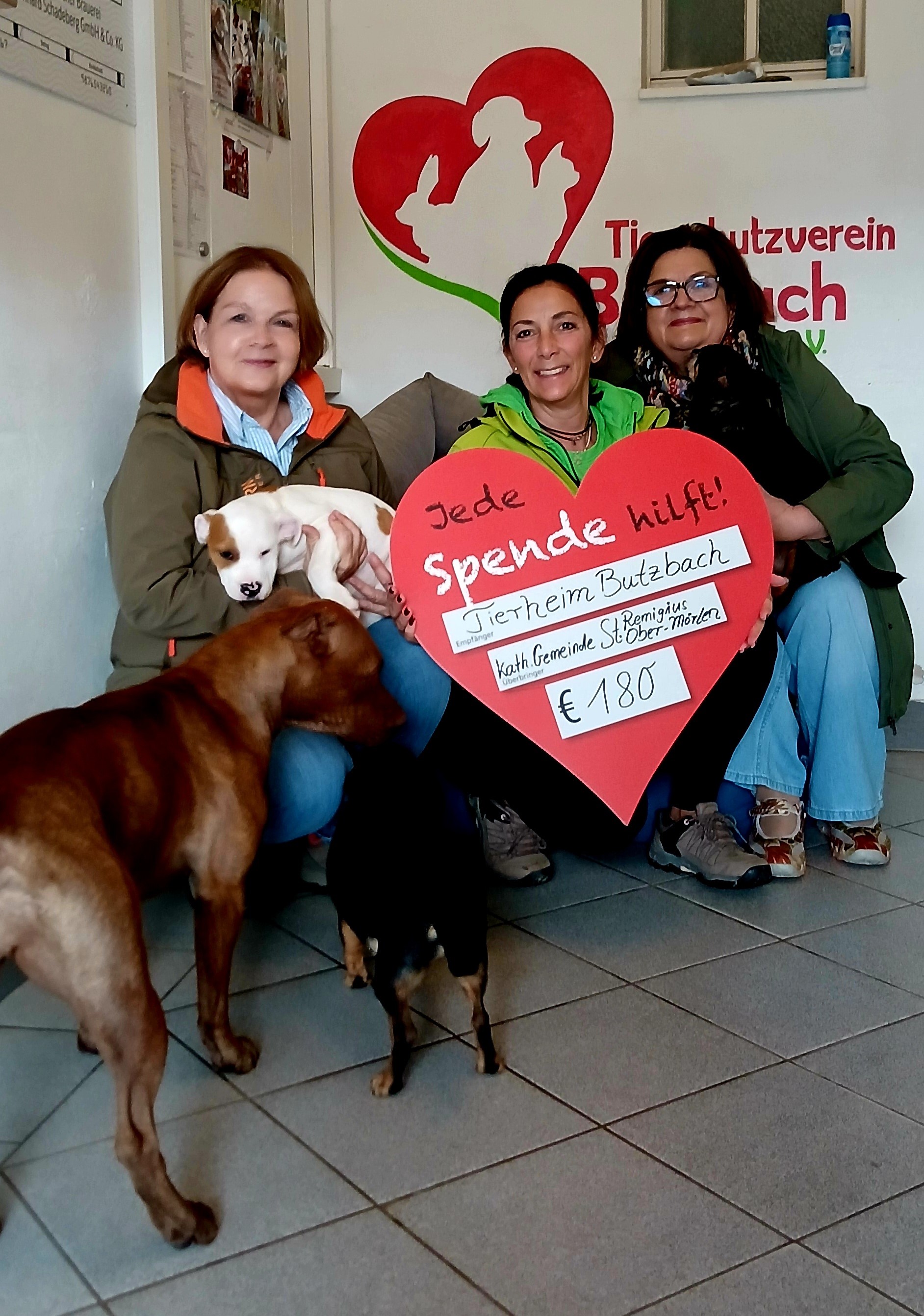 Scheckübergabe im Tierheim Butzbach v. l. Petra Fischer, Ariana Orsic (Tierheim Butzbach) und Elke M. Fischer