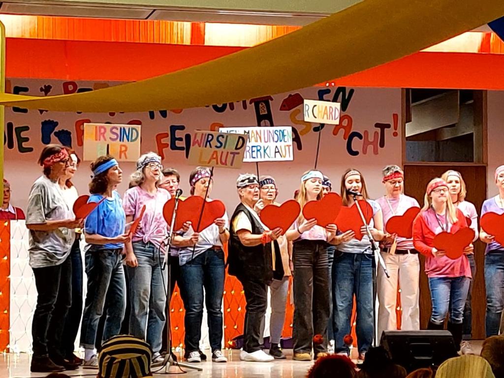 Singkreis Nieder-Mörlen singt bei Faschingsauftritt.