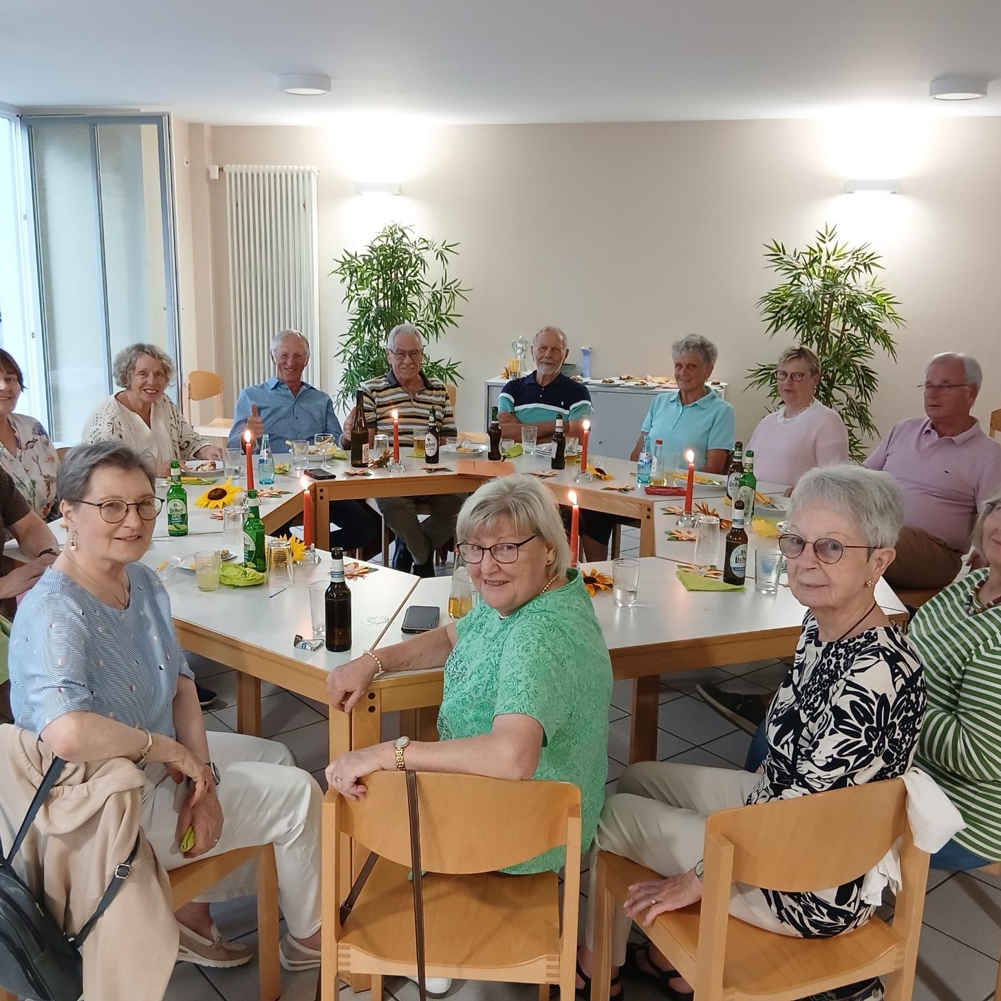 Chormitglieder am runden Tisch